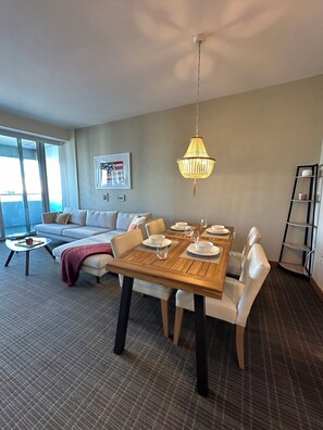 Appartement Deluxe, balcon, vue partielle sur la mer | Salle à manger
