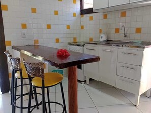 Kühlschrank, Mikrowelle, Herdplatte, Kochgeschirr/Geschirr/Besteck