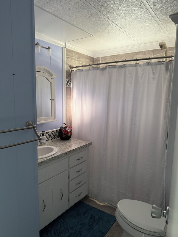 Doccia, asciugacapelli, asciugamani, sapone