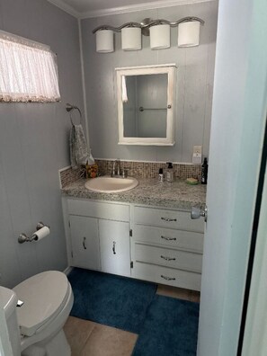 Doccia, asciugacapelli, asciugamani, sapone