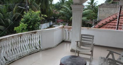 Jaffna Travel & Guest Inn: 2 AC Bedroom first floor AC house with free parking