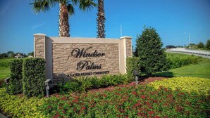 Een bordje voor Windsor Palms, een omheind resort.