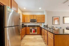 Frigorífico, microondas, horno y placa de cocina