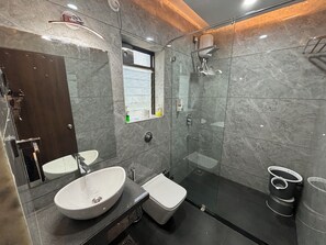 淋浴设施、大花洒淋浴喷头、免费洗浴用品、毛巾