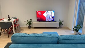 Smart TV - Modern 4-bedroom townhome in Patchway (Patchway)