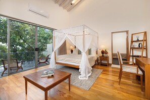 Executive suite, balkon, uitzicht op bergen | Een kluis op de kamer, gratis wifi