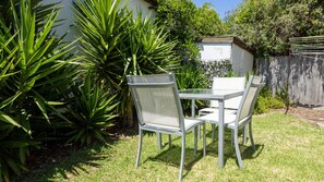 Outdoor dining - Rosella Perch - Stones throw to the Warrnambool Race Course (Warrnambool)