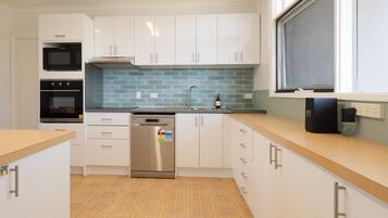 KylskÄp, mikrovÄgsugn, ugn och spishÀll