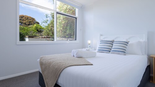 Rosella Perch - Stones throw to the Warrnambool Race Course