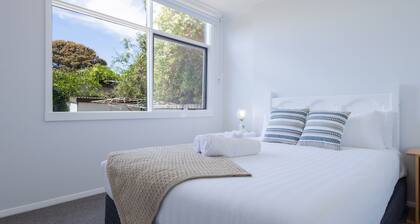 Rosella Perch - Stones throw to the Warrnambool Race Course