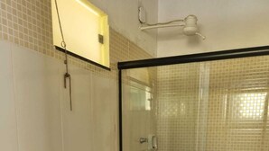 A bathroom with a sink, toilet, and glass-enclosed shower. - Recanto do Porto Hotel (Porto Seguro)