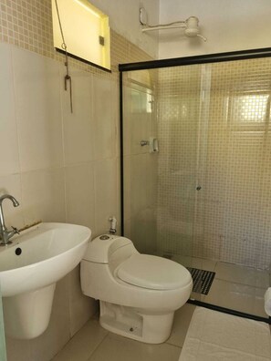 Basic Double Room | Bathroom | Towels - Recanto do Porto Hotel (Porto Seguro)