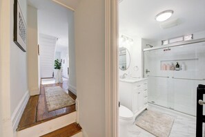 Hiustenkuivaaja, pyyhkeet, saippua, vessapaperi
