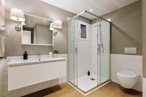 Suihku, hiustenkuivaaja, pyyhkeet