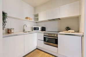 ثلاجة، ميكروويف، فرن، غسالة أطباق