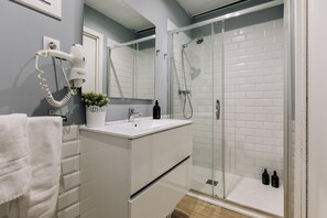 Shower, hair dryer, towels - OLA LIVING ST ANTONI 204 (Barcelona)