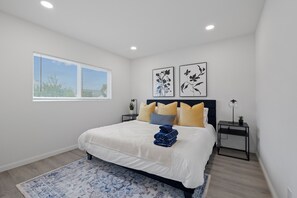 2 habitaciones, tabla de planchar con plancha y cuna de viaje