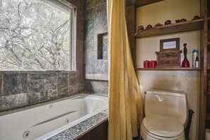 Jetted bath, hair dryer, towels, soap - AVAILABLE! Hill Country Resort Style SPA/POOL-Sleeps 14 (20min DOWNTOWN (Austin)