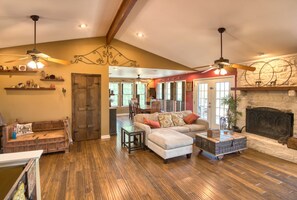 Living area - AVAILABLE! Hill Country Resort Style SPA/POOL-Sleeps 14 (20min DOWNTOWN (Austin)