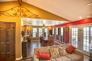 Living area - AVAILABLE! Hill Country Resort Style SPA/POOL-Sleeps 14 (20min DOWNTOWN (Austin)