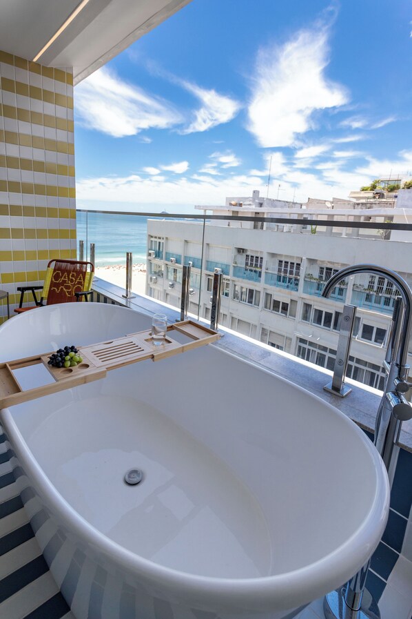 Apartamento superior, sacada, vista parcial para o mar | Terraço/pátio