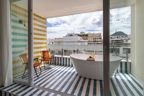 Apartamento família, sacada, vista parcial para o mar | Terraço/pátio