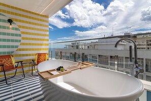 Apartamento família, sacada, vista parcial para o mar | Terraço/pátio