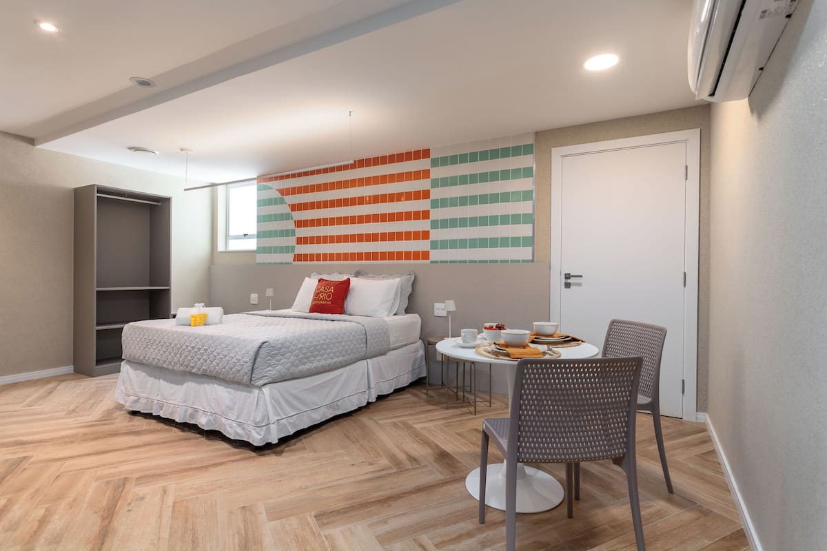 Grand Apartment | Desk, laptop workspace, free WiFi