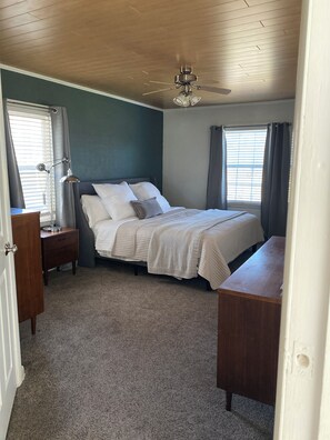 3 chambres, bureau, fer et planche à repasser, lit parapluie