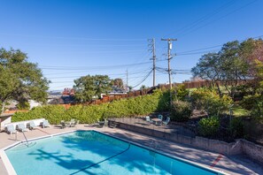 Outdoor pool - Sunny 2-bedroom near Standford Hospitals with sparkling Pool (Redwood City)