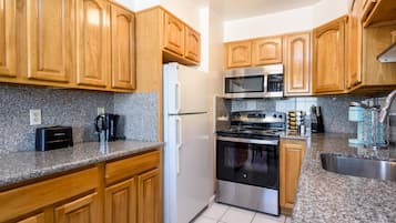 Kylskåp, mikrovågsugn, ugn och spishäll