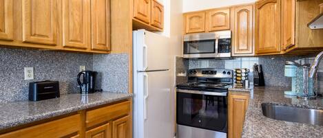 Kjøleskap, mikrobølgeovn, ovn og kokeplater