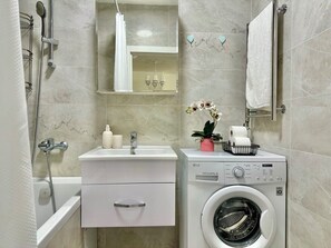 Secador de cabelo, toalhas de banho, sabonete, papel higiênico