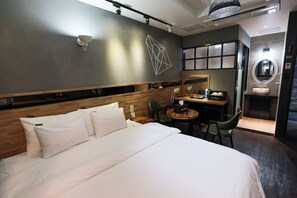 Premium bedding, down duvets, free minibar, free WiFi - hotel sweet dream stay (Jinju)