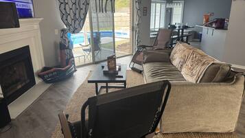 Una Smart TV, un futbolín, una mesa de tenis de mesa