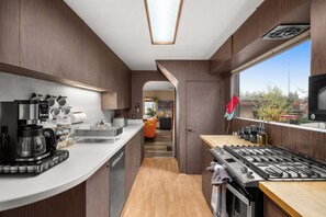 Microondas, horno, placa de cocina y lavavajillas
