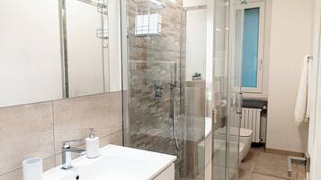 Dusche, Haartrockner, Bidet, Handtücher