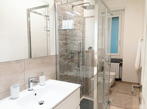 Douche, sèche-cheveux, bidet, serviettes fournies