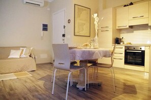 Interior - Quick Home Wave - Two Bedroom Apartment, Sleeps 5 (Finale Ligure)