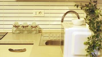 Frigorifero, microonde, piano cottura, lavastoviglie