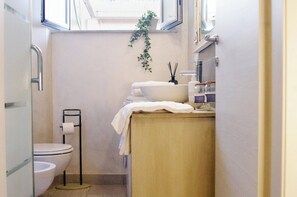 Shower, hair dryer, bidet, towels - Quick Home Wave - Two Bedroom Apartment, Sleeps 5 (Finale Ligure)