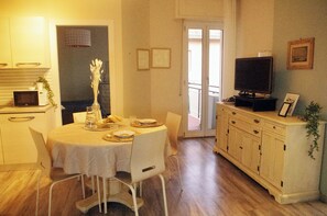Dining - Quick Home Wave - Two Bedroom Apartment, Sleeps 5 (Finale Ligure)