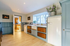 Kühlschrank, Mikrowelle, Ofen, Geschirrspüler