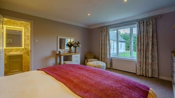 6 bedrooms, iron/ironing board, WiFi, bed sheets