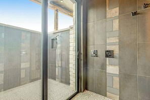 Haartrockner, Handtücher, Seife, Shampoo