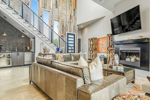 Lake Buchanan Pool, Hot Tub & Lake Access