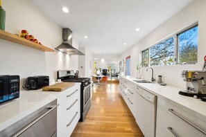 Refrigerador, microondas, horno, placa de cocina