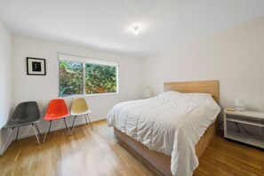 2 habitaciones, escritorio y tabla de planchar con plancha 