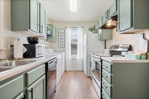 Microwave, oven, stovetop, dishwasher - 2-bedroom apartment in delightful Killeen with WiFi, AC (Killeen)