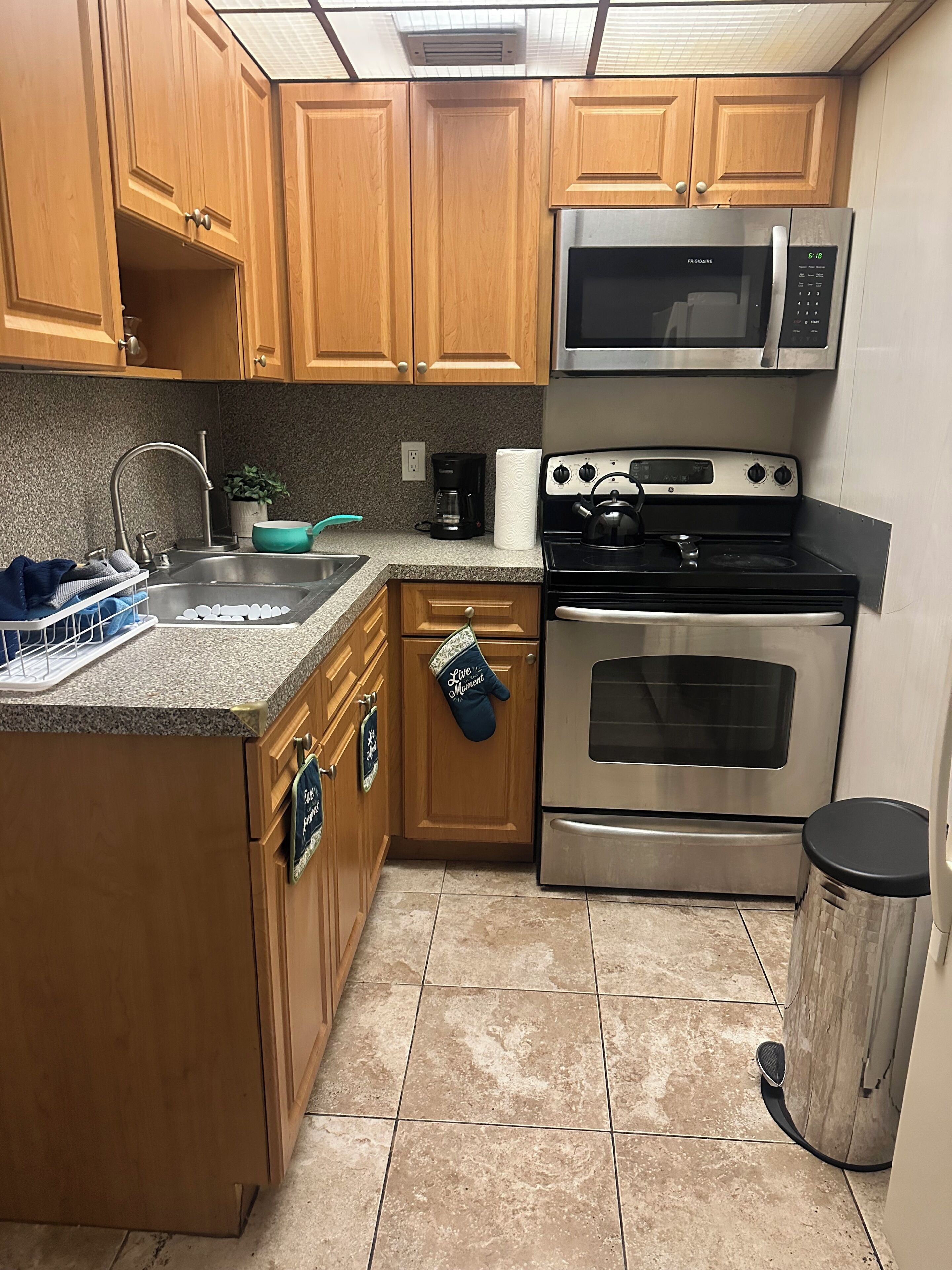 Refrigerador, microondas, horno y parrilla de estufa 